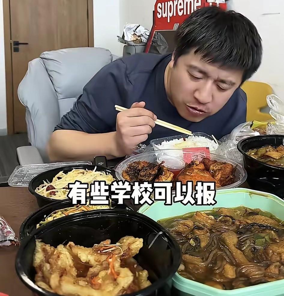 张雪峰去世前最后一个视频
一边吃饭一边工作
可以看出来，满桌子菜都是高油高盐
甚