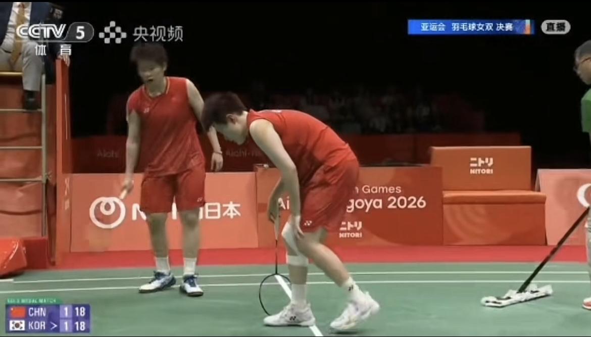 圣坛组合在亚运会女双决赛失利，但更揪心的是刘圣书的伤势，她都倒地了还在救球，真的