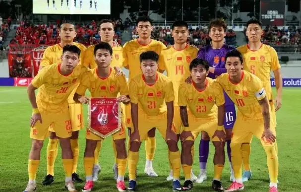 国足00后小将毛伟杰迎成年国家队首秀中国男足客场2-1击败新加坡队。此役，毛伟杰