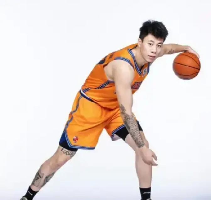 北控被锤了27分！
 
上海四连胜，张镇麟三分5中4，直接打停马布里。
 
前三