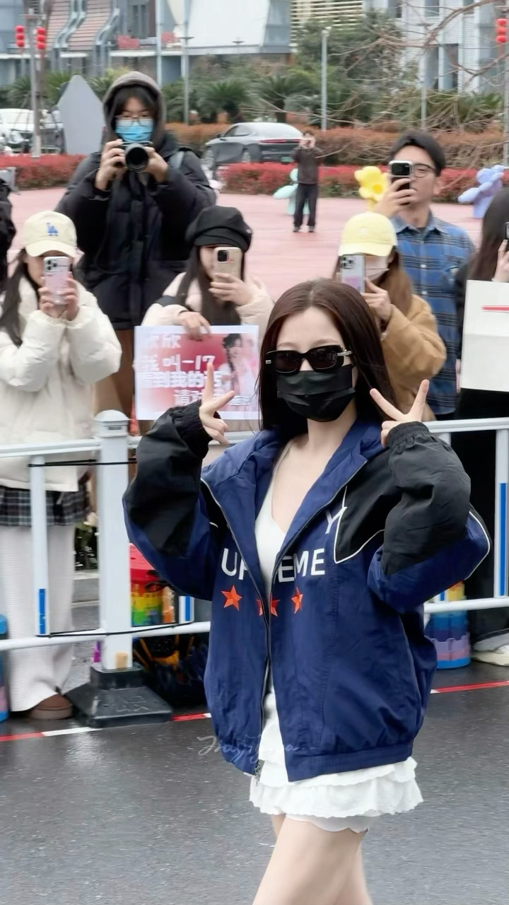 我们都闭口不提 这跨不过的距离 