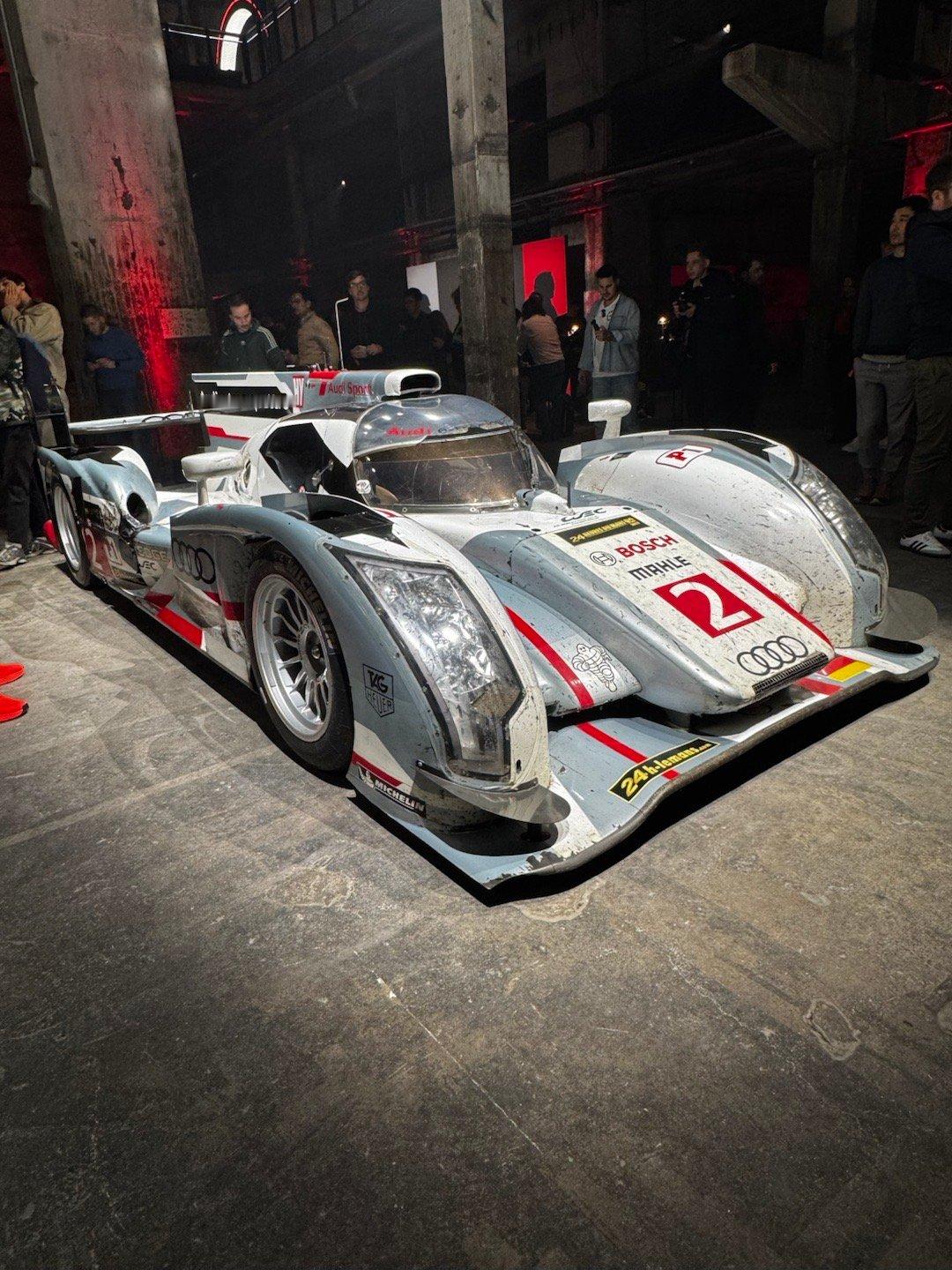 奥迪F1新车发布会现场，把Audi Sport四台具有历史意义的赛车都运来了！图