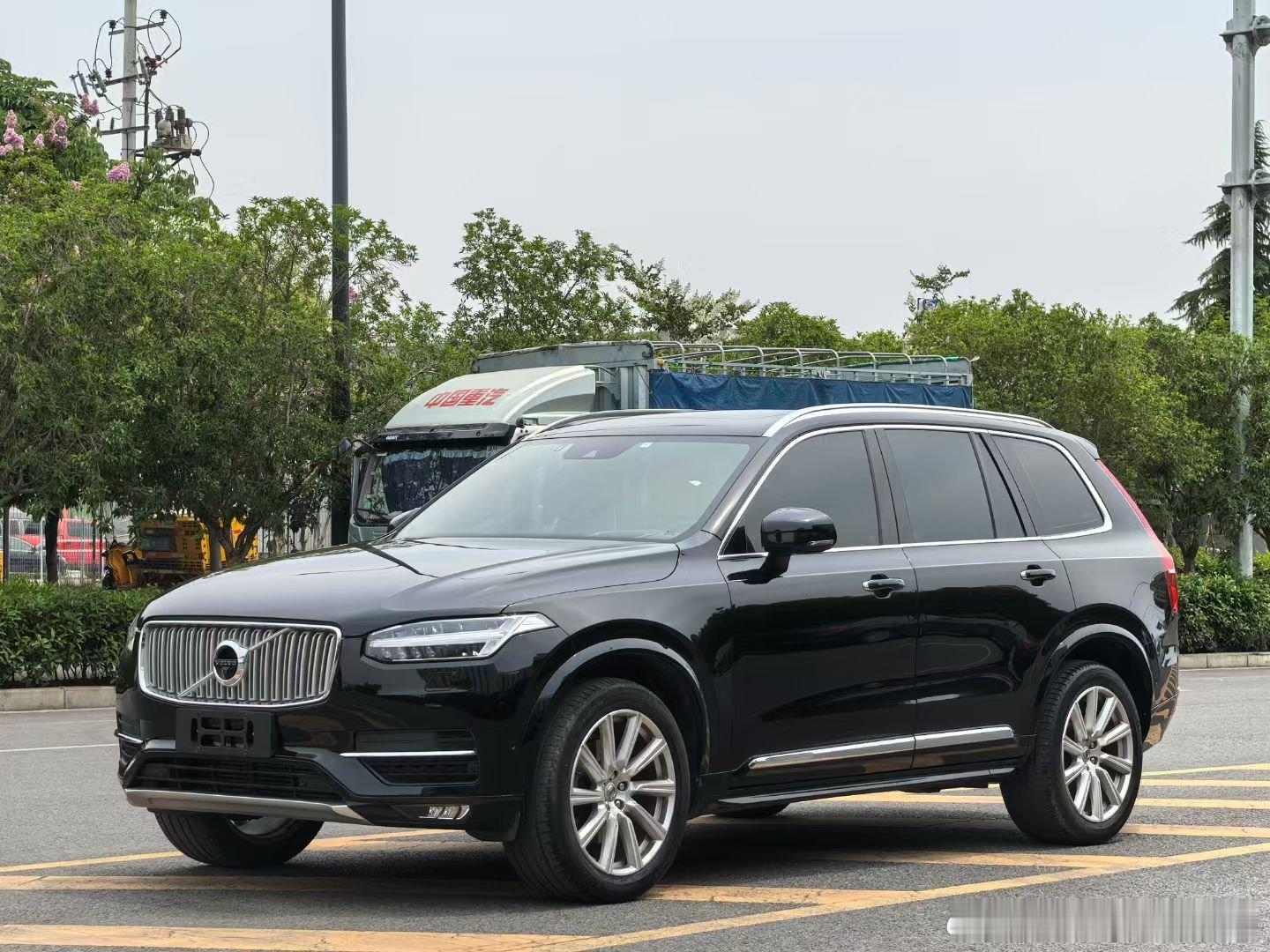 最新车源：2019款沃尔沃XC90​ 指导价  75.9954000公里，黑棕 