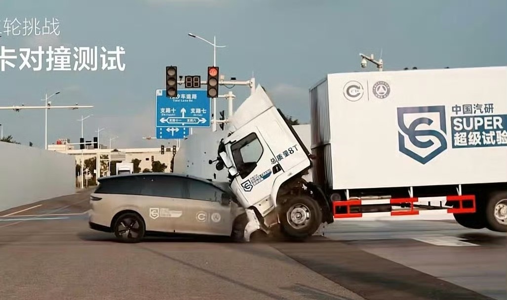 理想 乘龙如果理想i8和乘龙卡车再次做测试最好俩车都是50km/h两车相撞，我猜