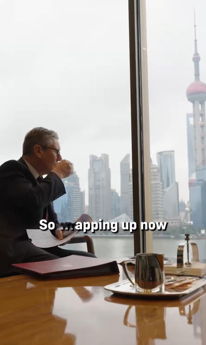 今天，英国首相斯塔默结束四天的访华行程，启程回国前发文说：“四天时间，两座城市，