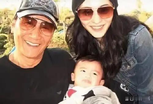 谢贤那句“张柏芝是好妈妈”应验了！四哥刚走几小时，她就默默把全平台头像换成纯黑，