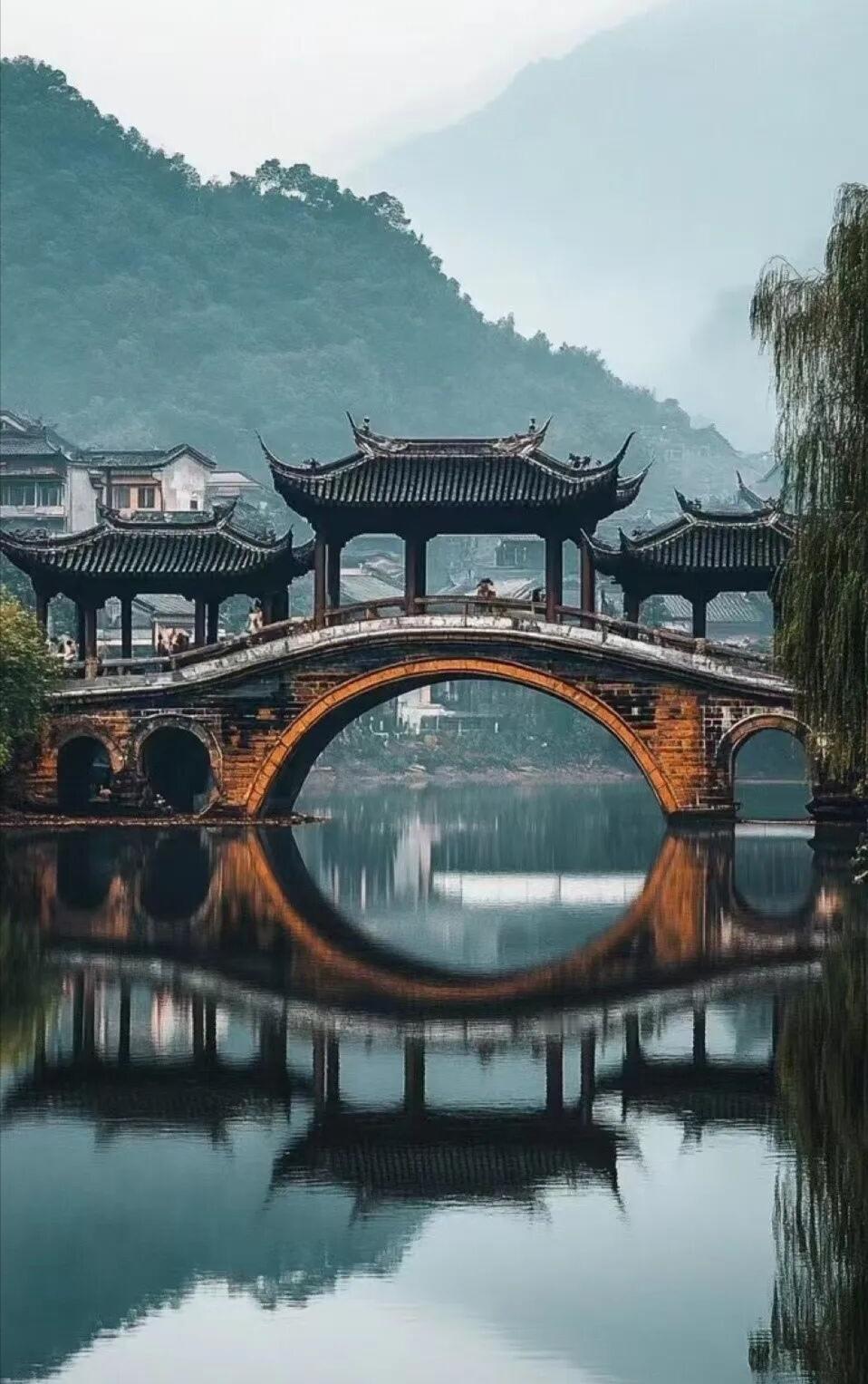 昨天晚上在莲花山公园散步，碰上两个老太太坐在公园里的连椅上扯闲篇。
一个老太太说