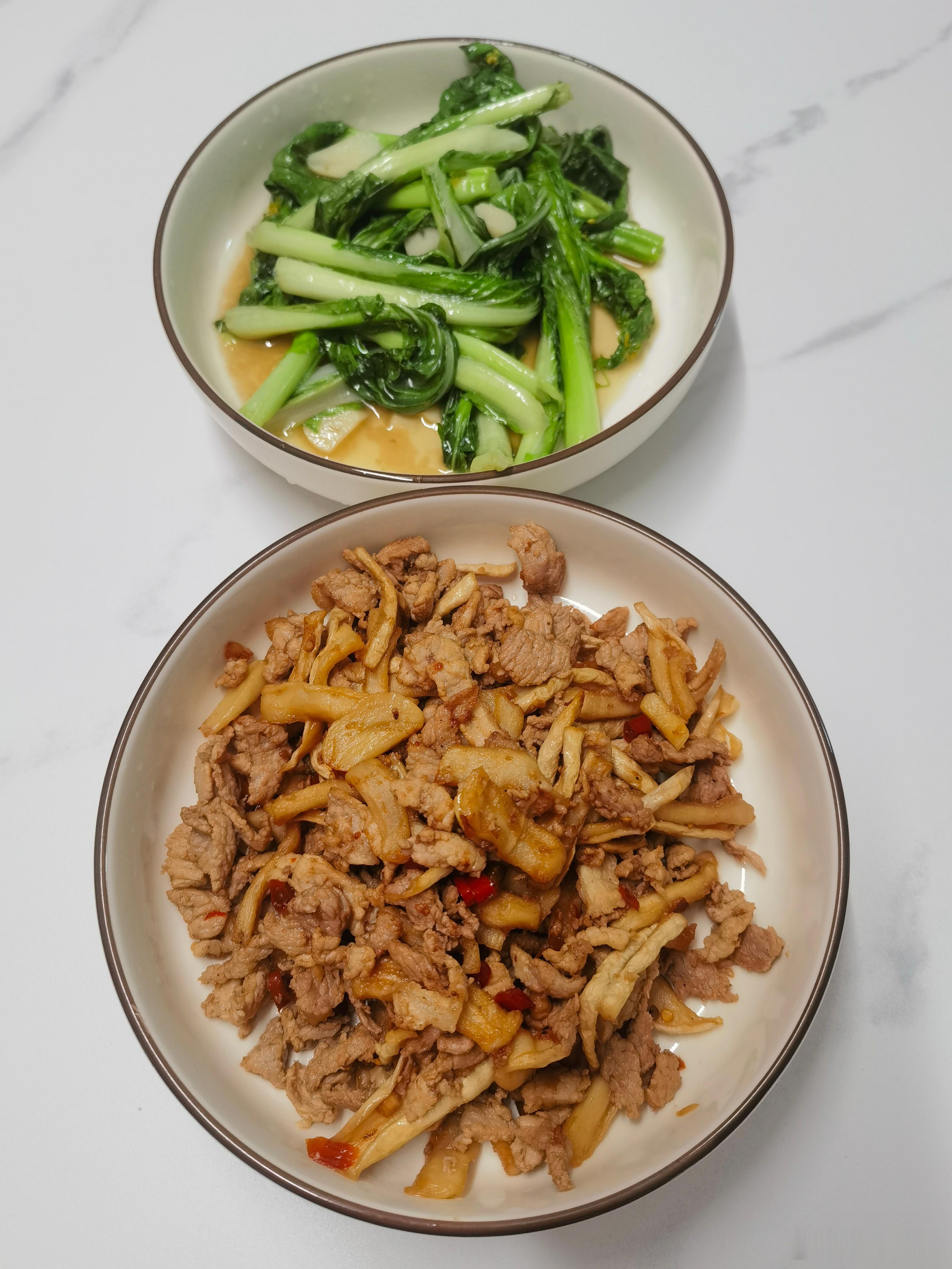 午餐：干萝卜炒肉+清炒菜心。好好吃饭，好好休息，好好干活💪 ​​​