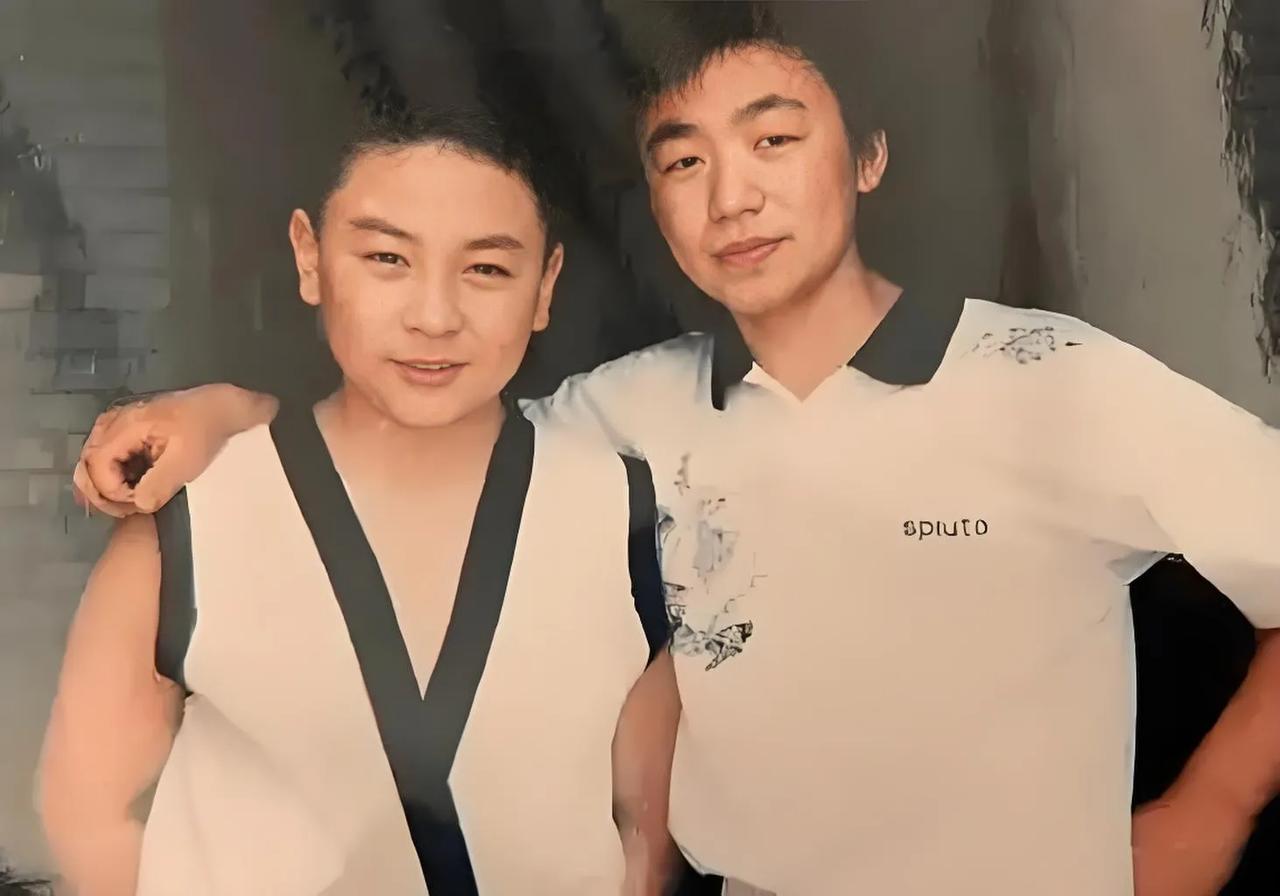 近日网友热议，释小龙竟是王宝强的师叔。原来，释小龙2岁拜少林寺第30代接法传人释