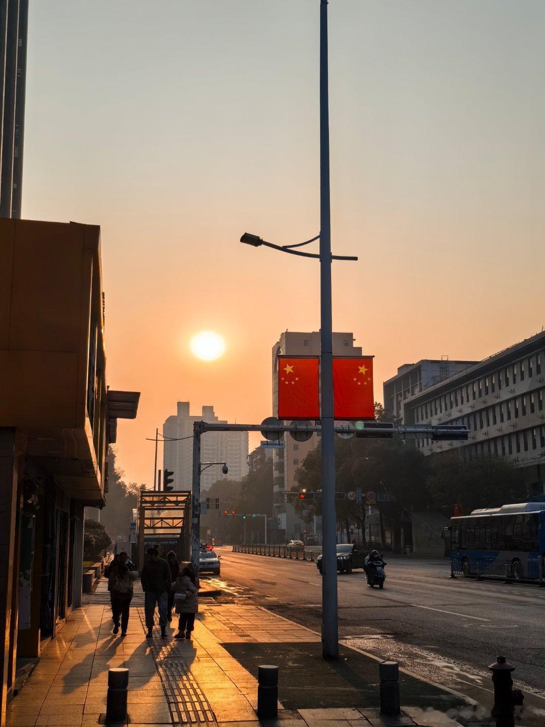住过 18 年的房子变成了新的车站小时候打台球看电影的文化宫已门庭冷落学校的外墙