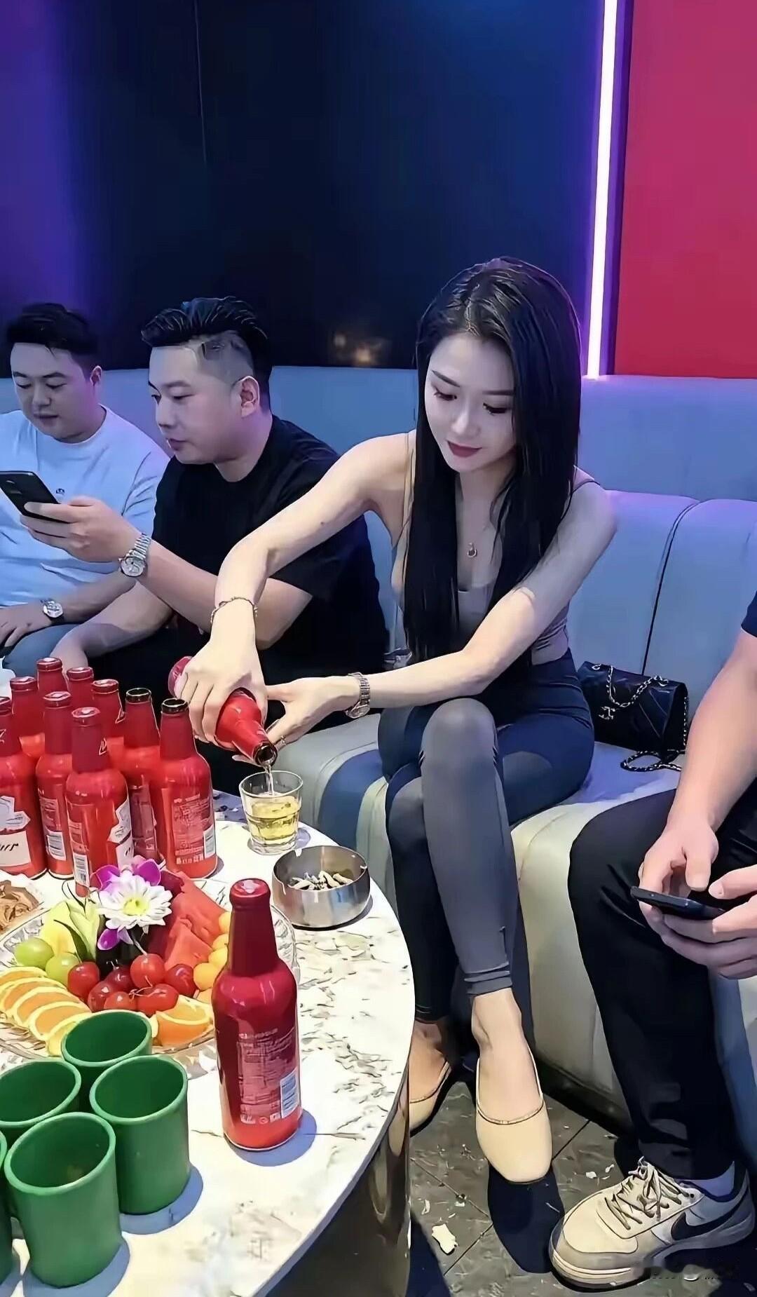 一位网友好奇的问：
“这类夜场的女生，最后的出路在哪里，年轻的时候靠着自己有几分