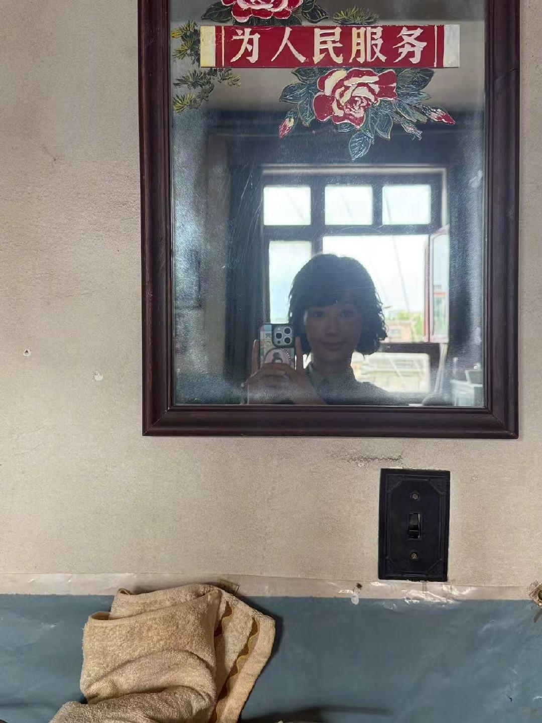 杨紫说生日快乐小白菊杨紫晒照为白菊庆生小白菊生日快乐呀！一路走来辛苦啦～ 