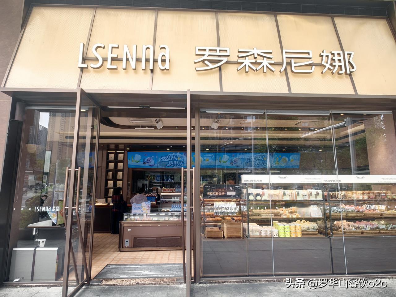 华灯初上又到扫街探店时刻，
长沙特色化烟火街铺餐饮店！
​哪家能走出长沙开百千万