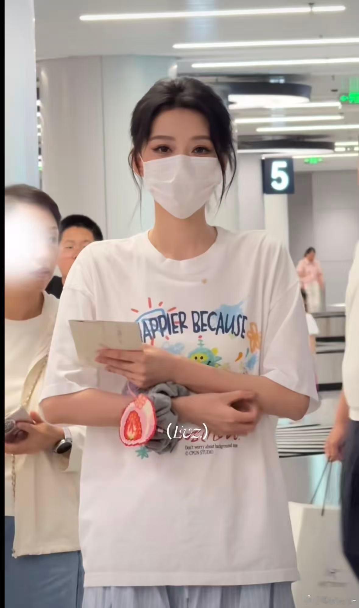 我𡟵𡟵好正的脸 正的我都看不到她在挠痒🌚 