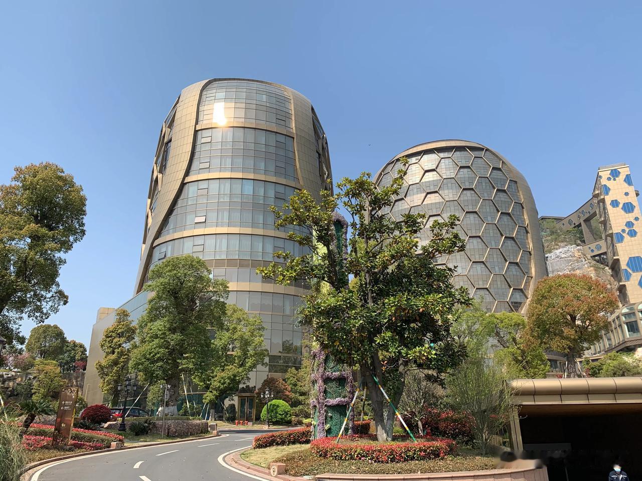  位于南京浦口区龙古路18号有一奇葩酒店，建筑在悬崖之上。从远处看像蜜蜂的巢穴，