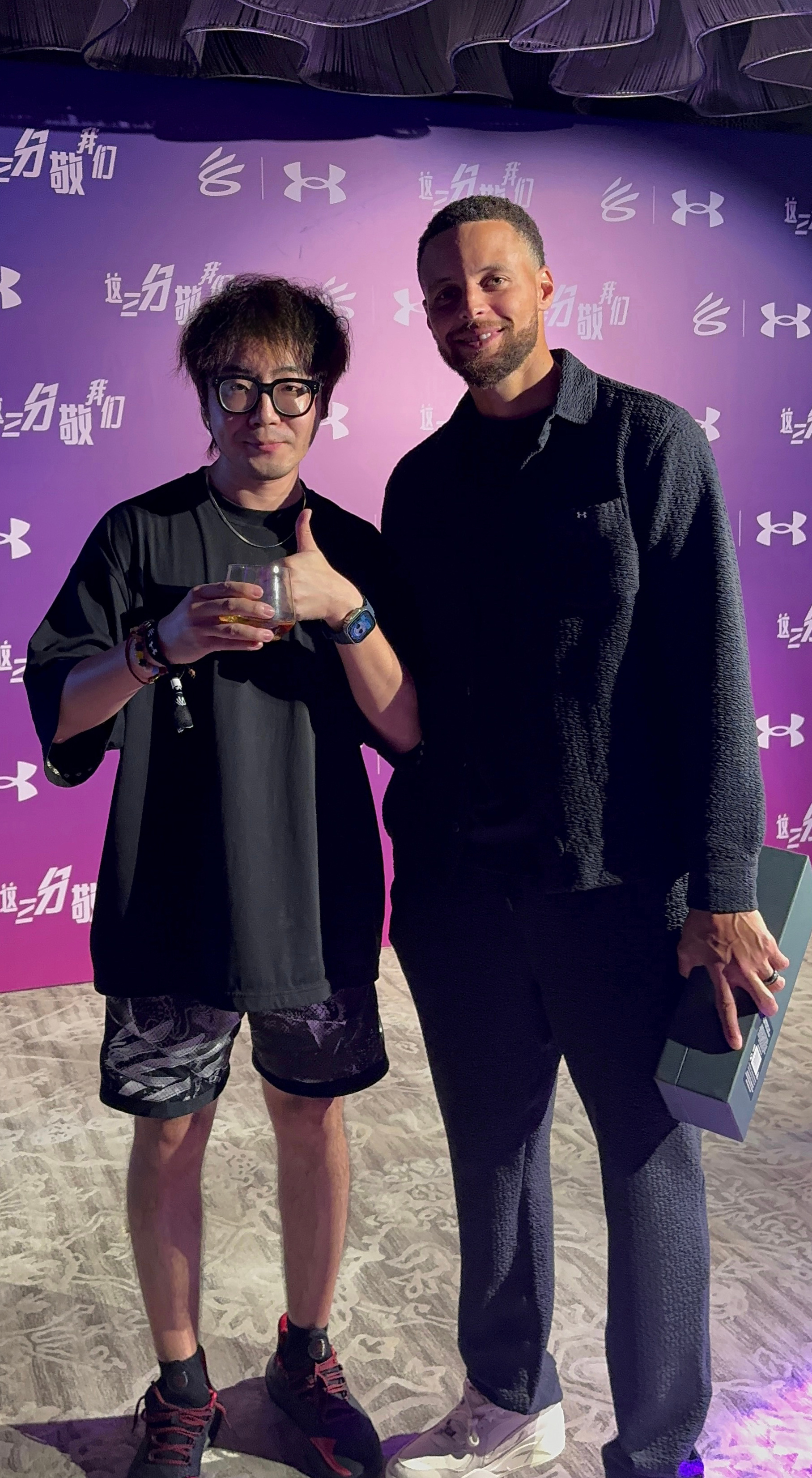 人生高光｜与库里合影，我感觉可以原地退役了作为一个多年的库里球迷，尽管我有收藏他