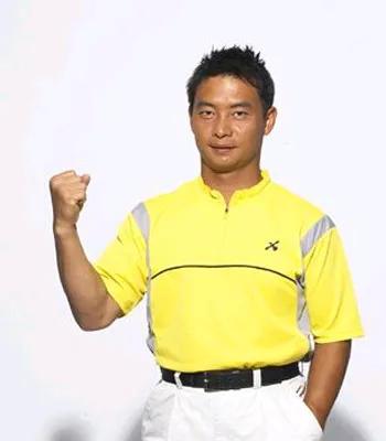 这还是那个低调温和的李小双吗？
他居然敲桌子。
这么多年在他身上到底发生了什么？