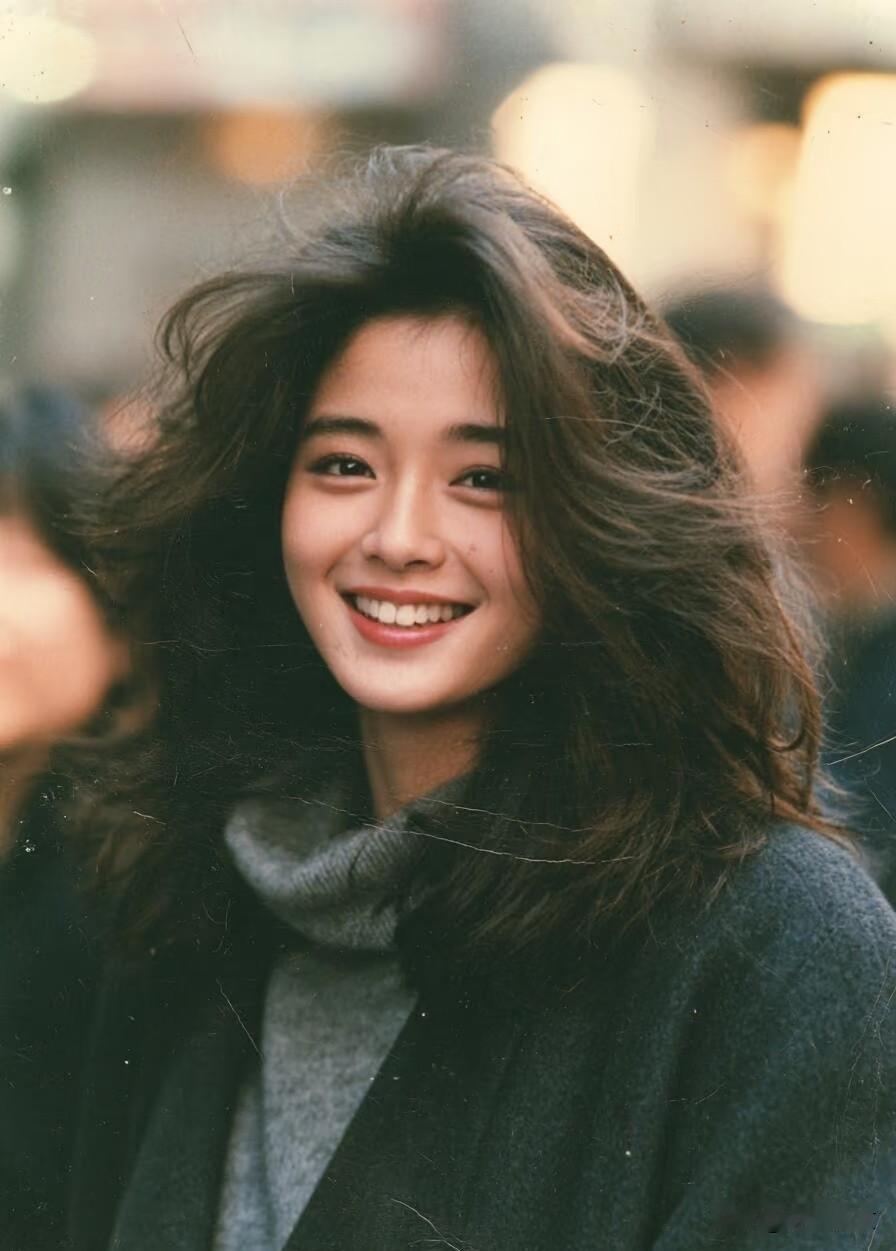 有人认识她吗？
觉得她漂亮吗？
她和刘亦菲谁美？