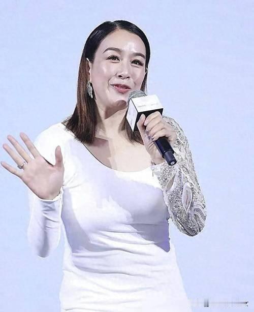 钟丽缇这几日的心态让我很是震惊，她居然说不想让女儿出国上学，还是让女儿上清华、北