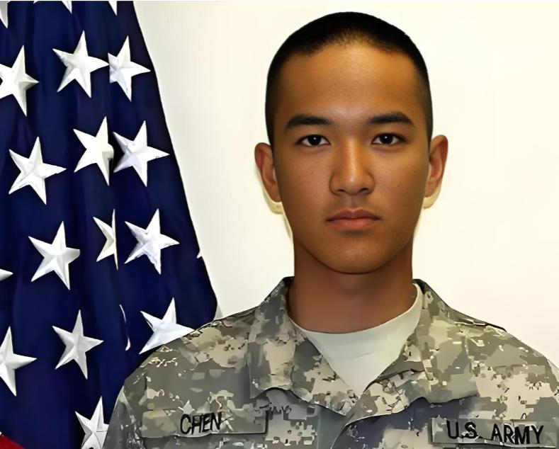 2011 年，19 岁的美国华裔男孩不顾家里反对，执意加入美军，却因洗澡忘关热水