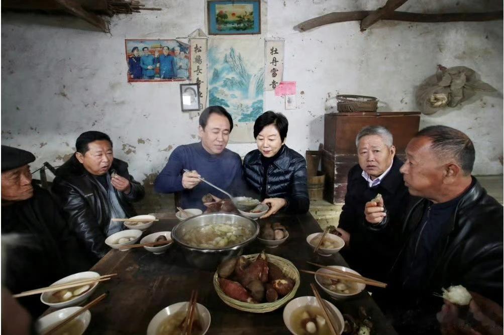 2018年，许家印和妻子丁玉梅在堂屋看着老物件和父老乡亲一起吃忆苦思甜饭，随行人