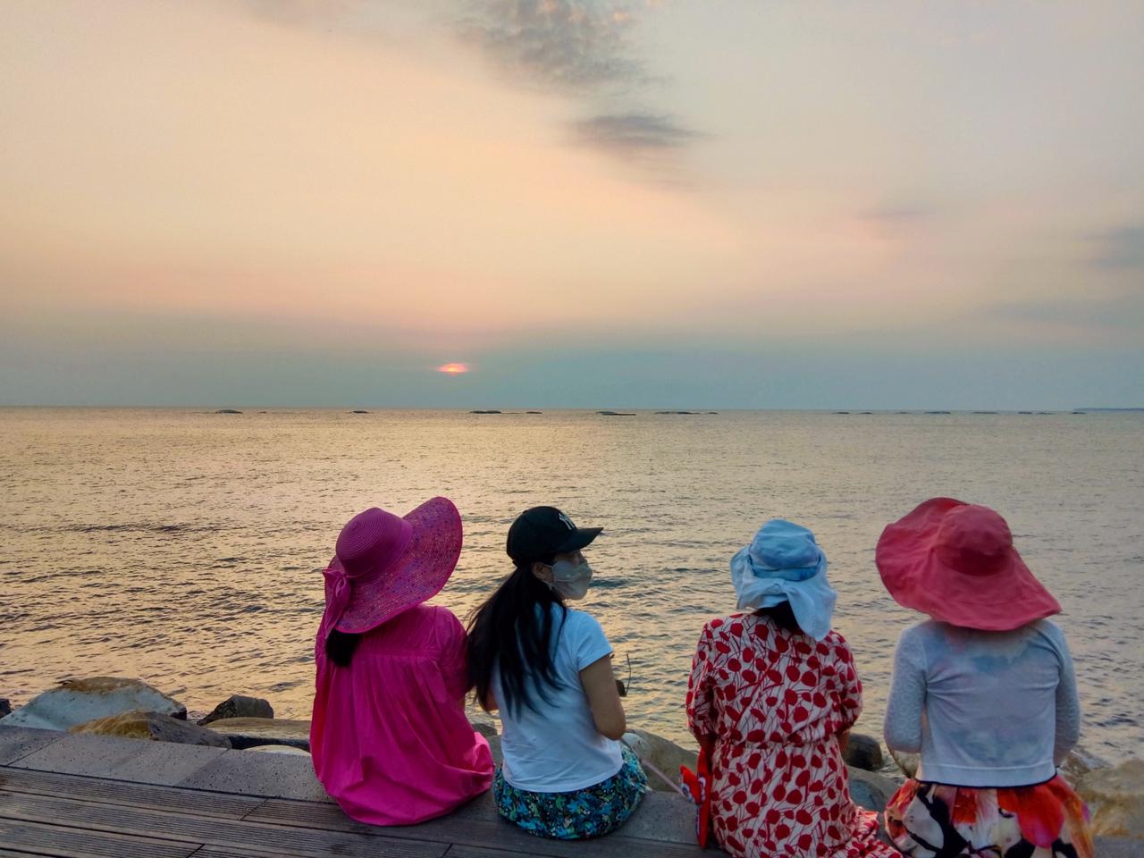 上联：云卷云舒天际远；念姐邀对下联：人来人往不相逢。