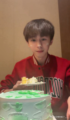 何浩楠直播给粉丝庆生 谁懂当何浩楠粉丝的快乐，生日从深夜陪到白天，直播庆生还有定