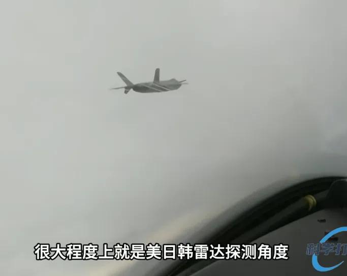 军方派美国飞行员，到空中拦截歼20战机。飞行员领命升空，开着战斗机向拦截的领域飞