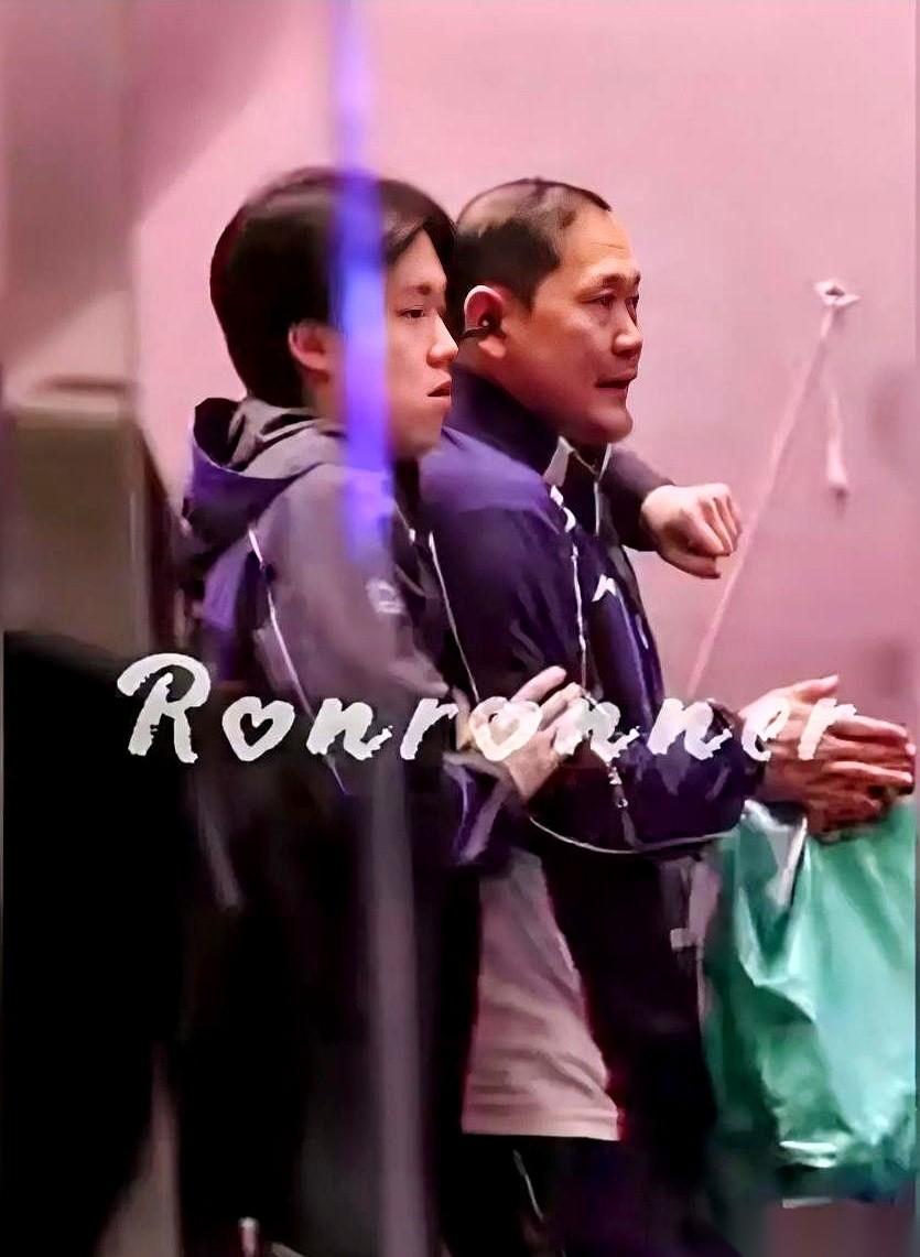 王楚钦那只手，搭上去了。
不是搭在队友“石头”肩上，也不是去揉“甜甜”的头发。他