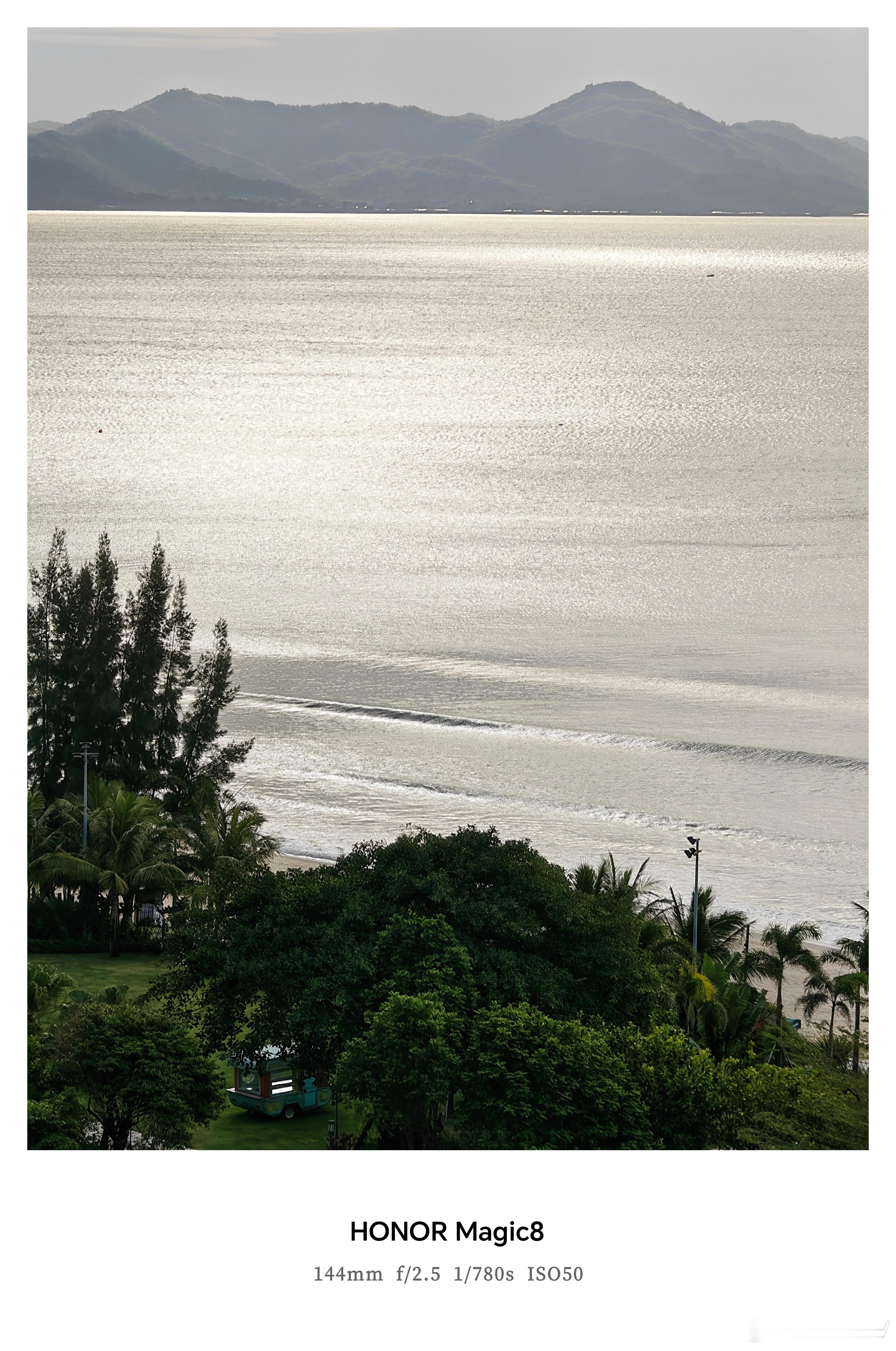 荣耀Magic8镜头下的绝美海景海面在阳光下泛着粼粼波光，像撒了一层碎钻，美得让