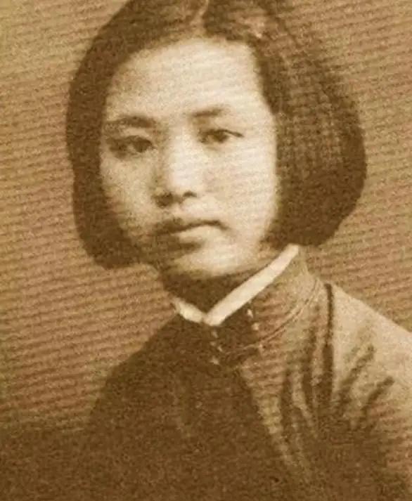 1942年，怀孕的楚青到上海执行任务，期间去投奔父亲詹克明，并在10月生下了一个