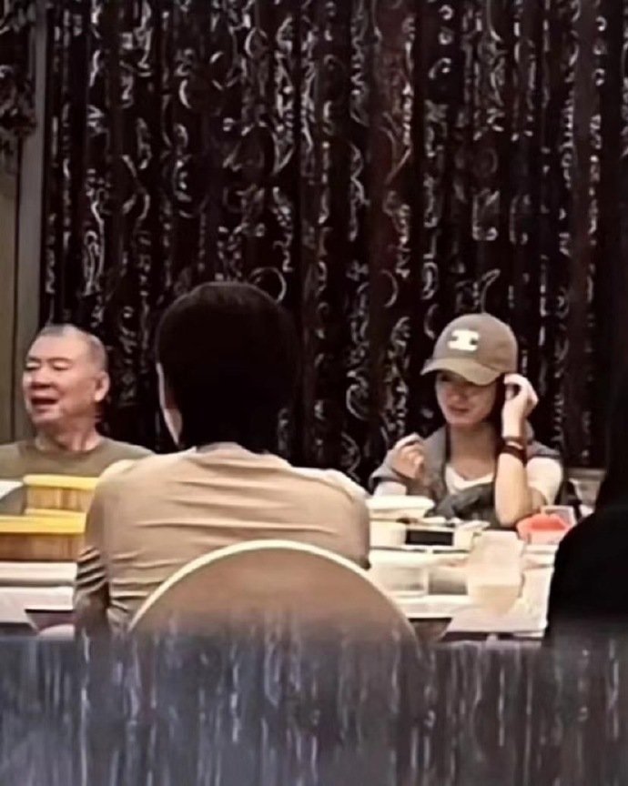 #赵丽颖冯小刚聚餐#  赵丽颖、冯小刚聚餐 ！冯 导 的 新 电 影 马 上 也
