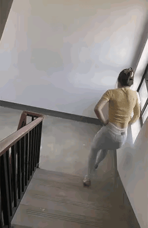 这个女人不舒服，看来她需要帮助！