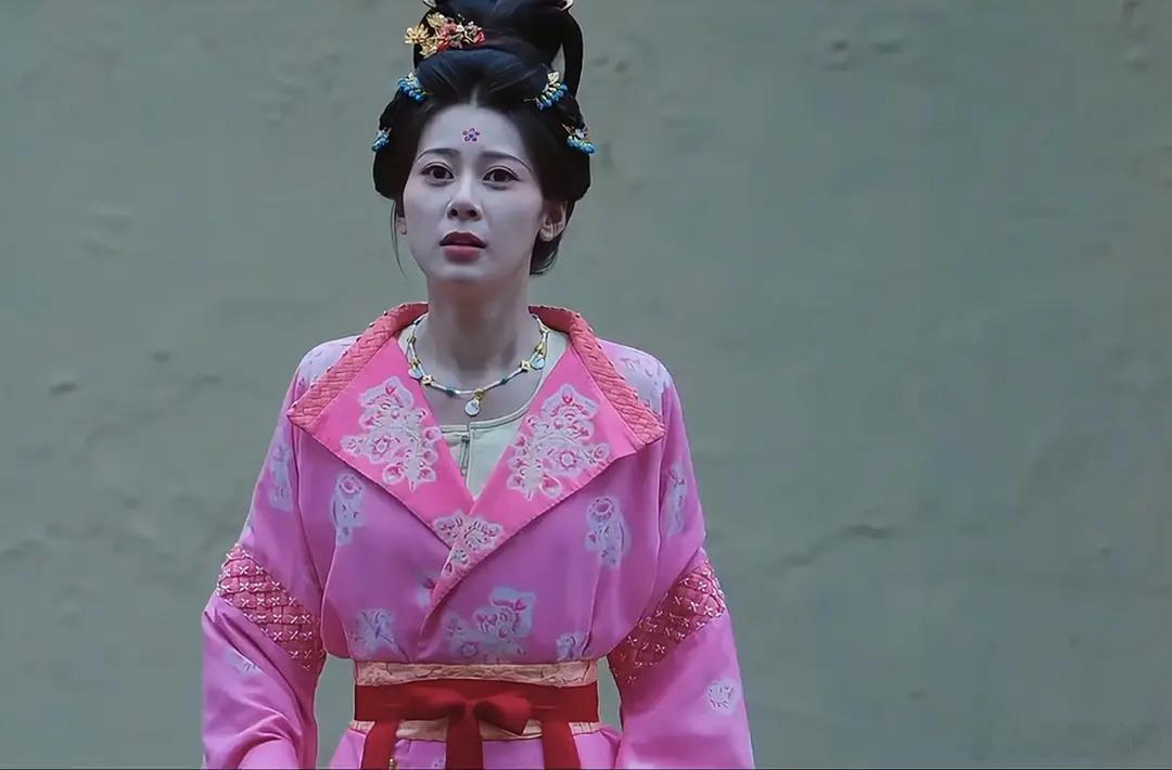 御廷谣这服装真绝了。很难找到配色花色这个奇葩的。 