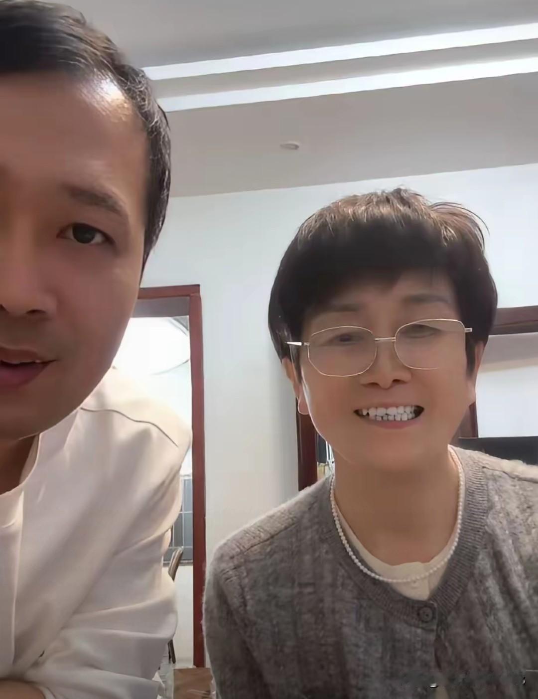 甘宇翼母子两人同框直播。甘妈妈自从找到儿子后，神清气爽，年轻了许多。网友问:现在