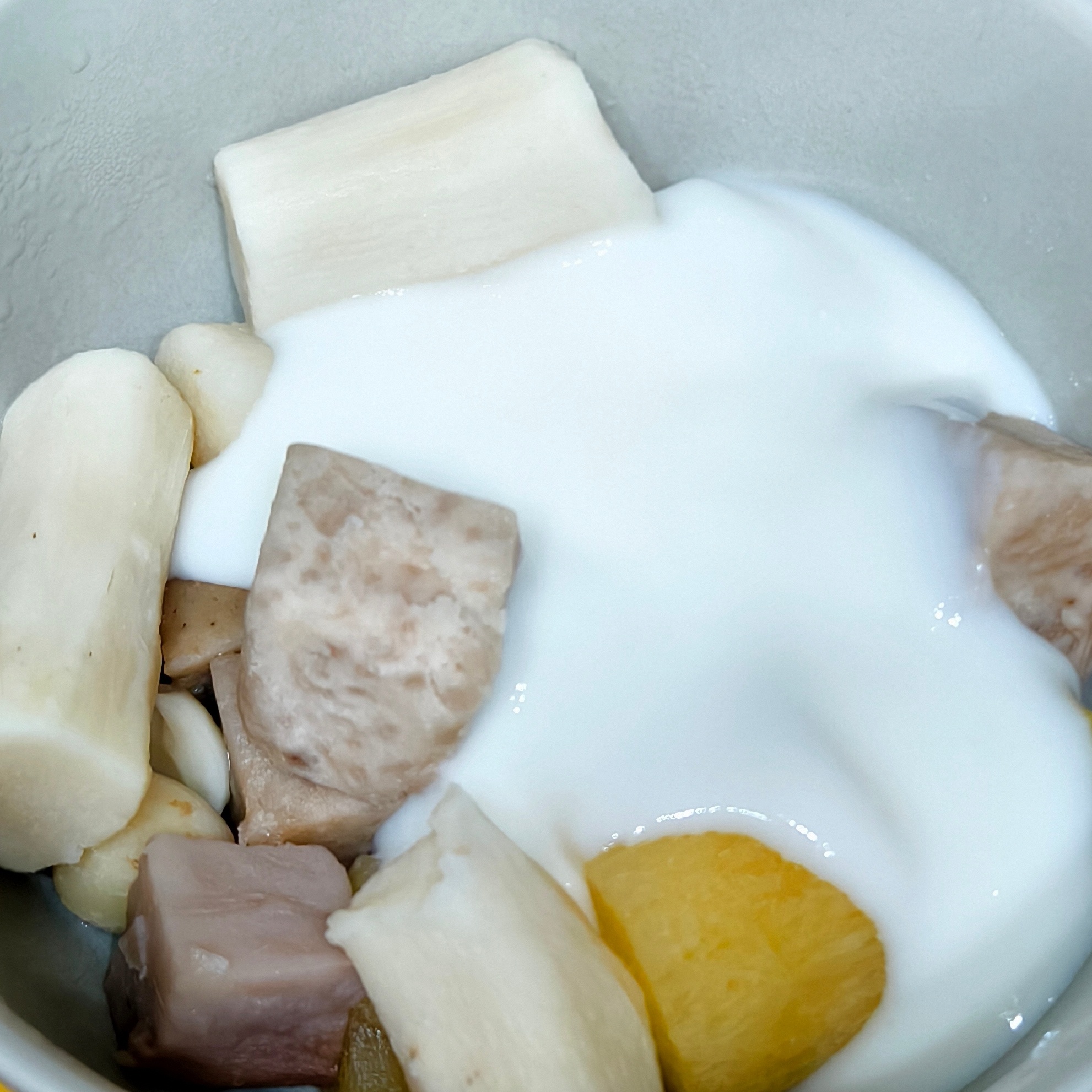 我挺爱吃麦记牛奶的木薯大满贯，但是不喜欢里面的桃胶红薯圆，自己用盒马的鲜蒸拼了一