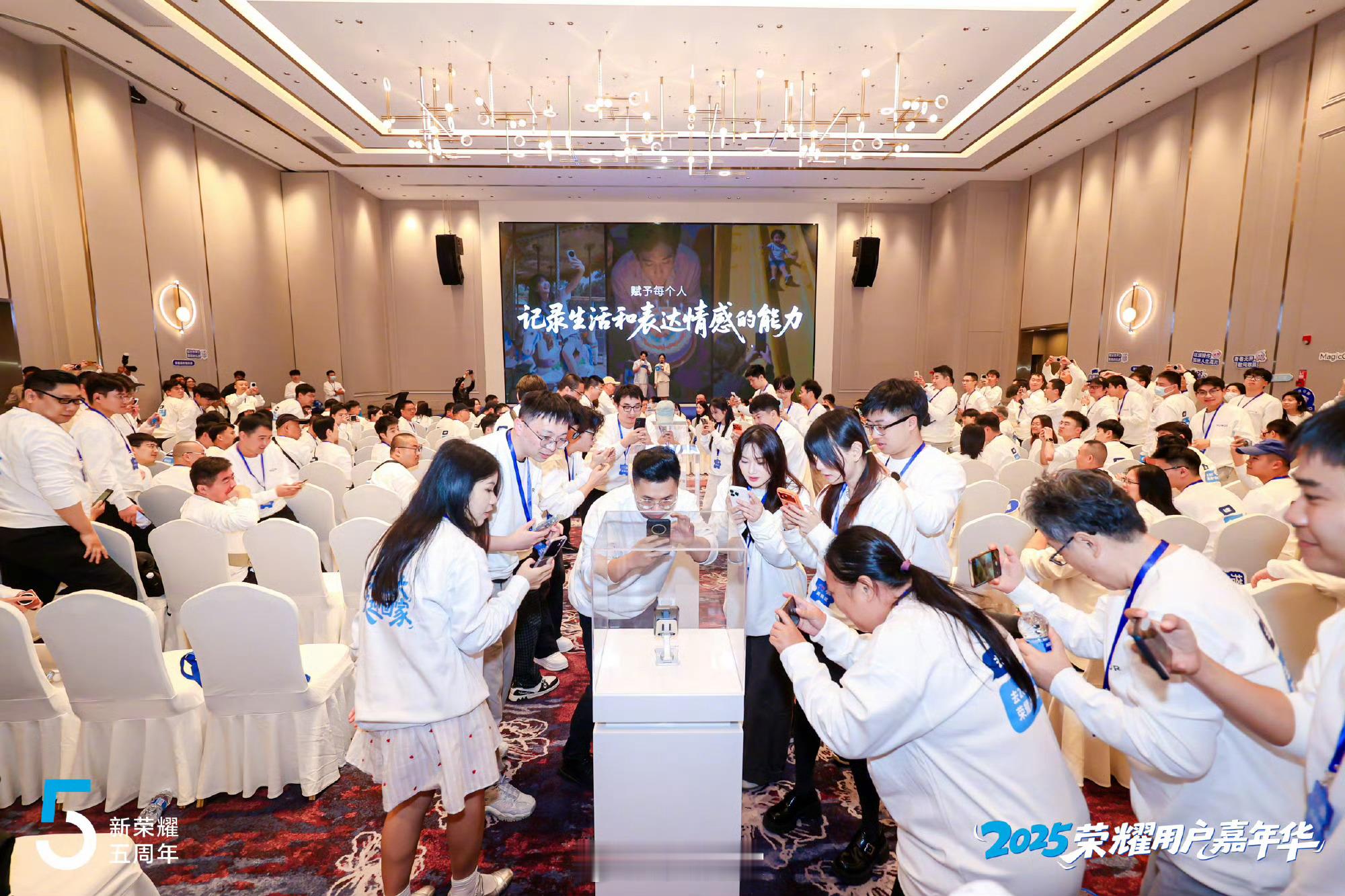 据透露，这款机器人手机融合了先进AI智能系统，可实时感知周围环境；借助机器人级行