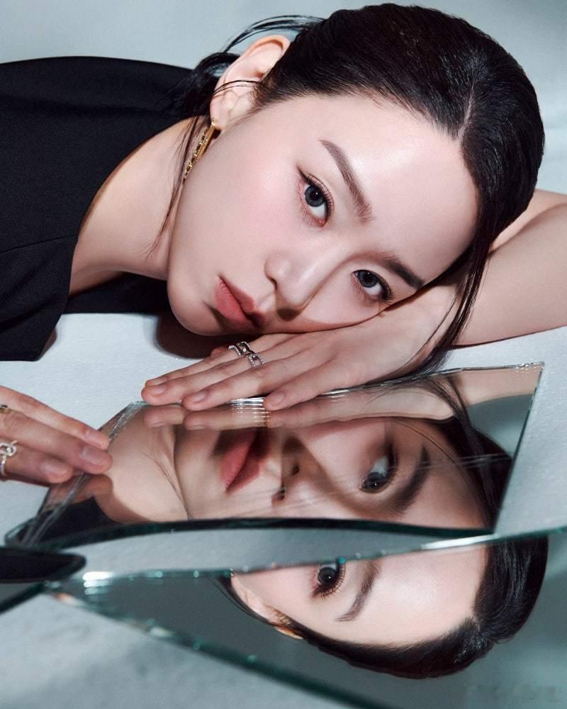 申惠善芭莎采访节选～开拍之前演员只收到了前四集剧本。欧尼对莎拉金这个角色分析的太