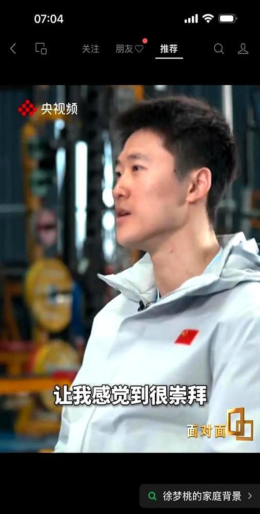 老婆双腿插着七根钢钉从几十米高空往硬雪上砸，你是不是早冲上去喊停了？王心迪没动，