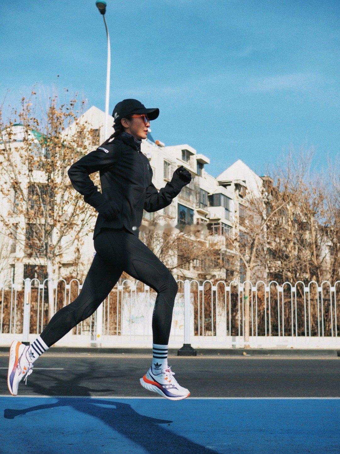 冬日周末☕阳光正好🌞换上新装备👕👖出门溜溜腿🏃🏻♀️ 