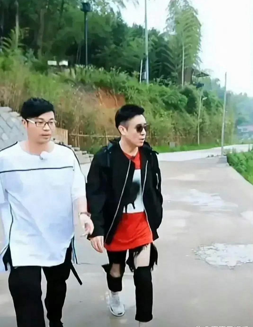 于和伟已经53岁了，穿着是不是应该端庄一些，起码符合年龄吧。 ​​​