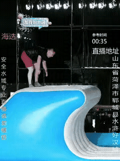 大哥，你不是来比赛的，你是来演小品的。
大哥参加水上项目比赛，把大家逗的不轻，开