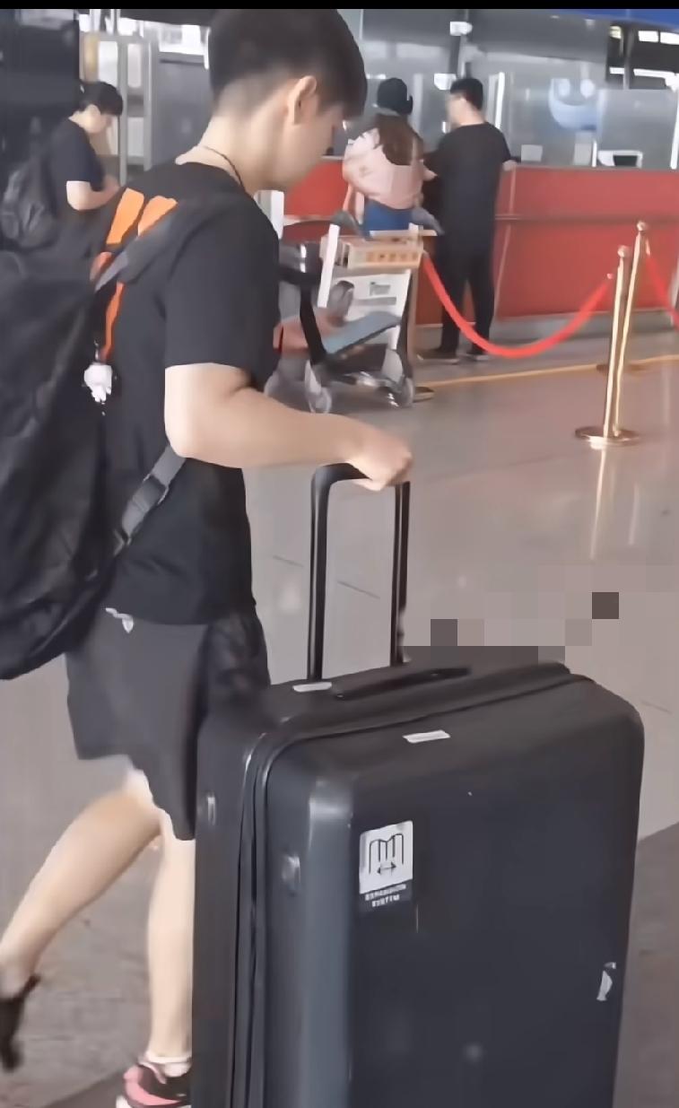 在机场长大的小孩✨
 
莎莎推着大大的旅行车，背上的双肩包沉甸甸的，看着都往下坠