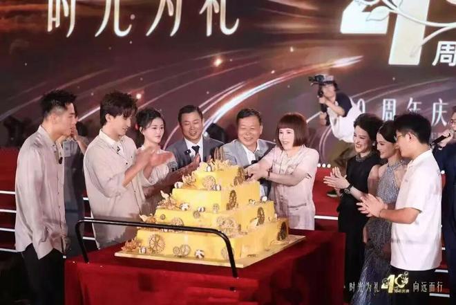 浙江诸暨，洁丽雅40周年庆典一张家族合影引爆全网：“诸暨人结婚都用”的老牌子，被