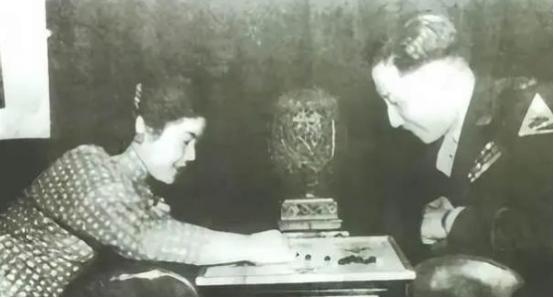 1942年，蒋纬国看到一位美丽的少女，上前和她搭讪：“小姐，报纸能借我看一下吗？