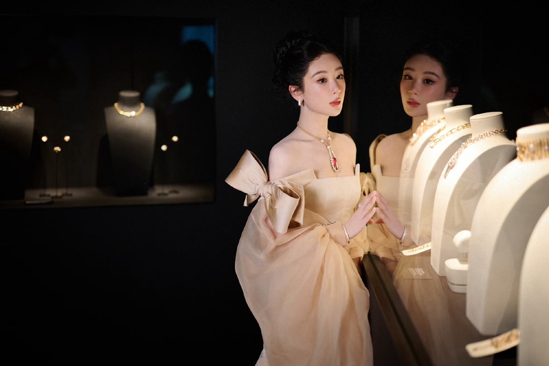 杨紫玉兰花开君再来 yz杨紫董竹君 人群很忙，幸好我的慢时光，总是留给你一半。［