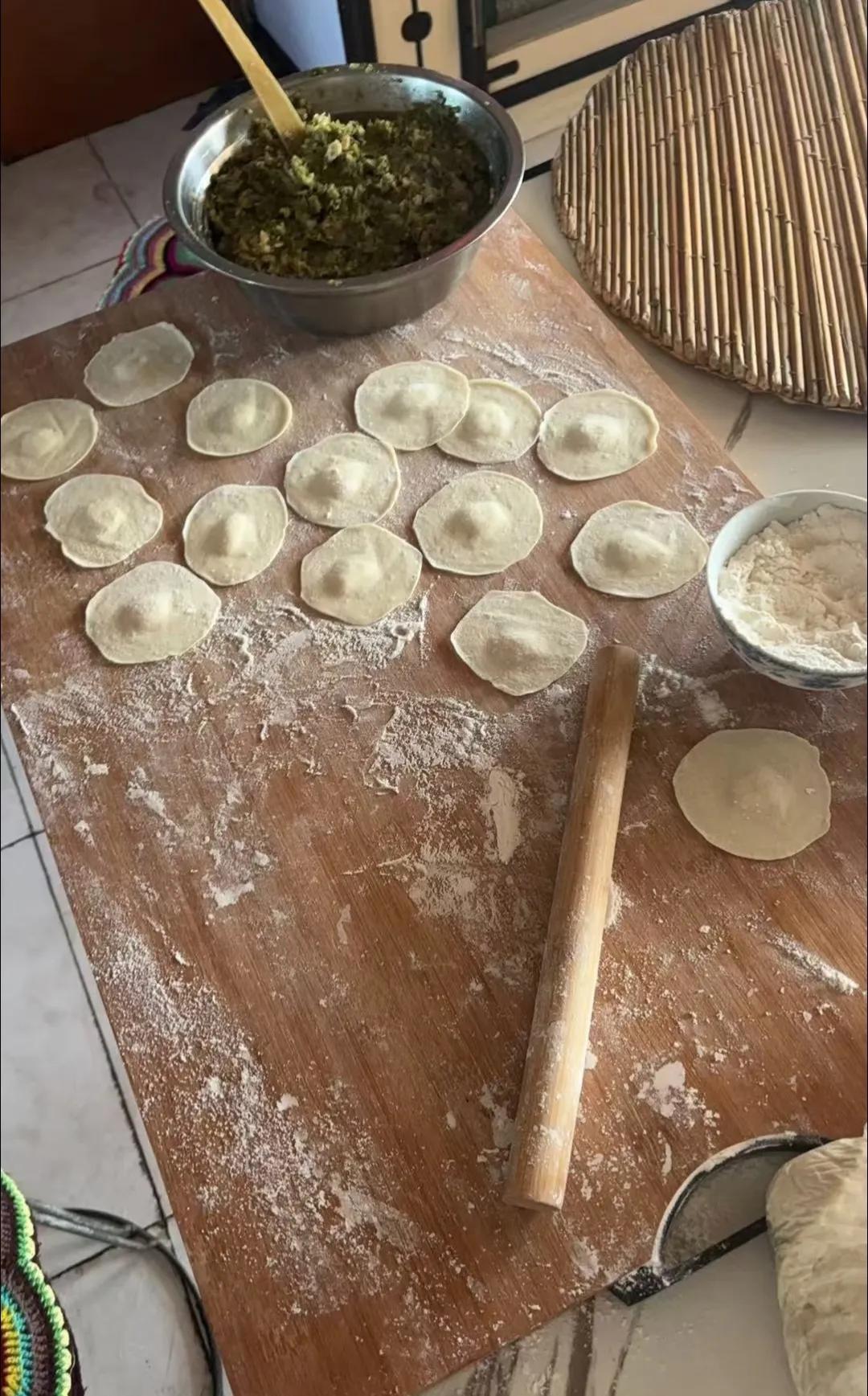 第一次擀饺子皮，擀成这样算成功了吧？