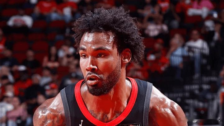 伊森这个球员火箭还是要想办法赶紧留下来的，今天大胜湖人他功不可没。
火箭和湖人的