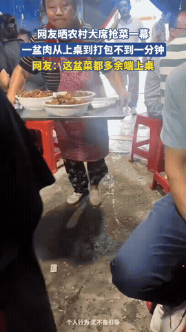 笑不活了！女生去参加农村大席，席间，她激动的拿手机拍摄，不料，却拍到抢菜的一幕，