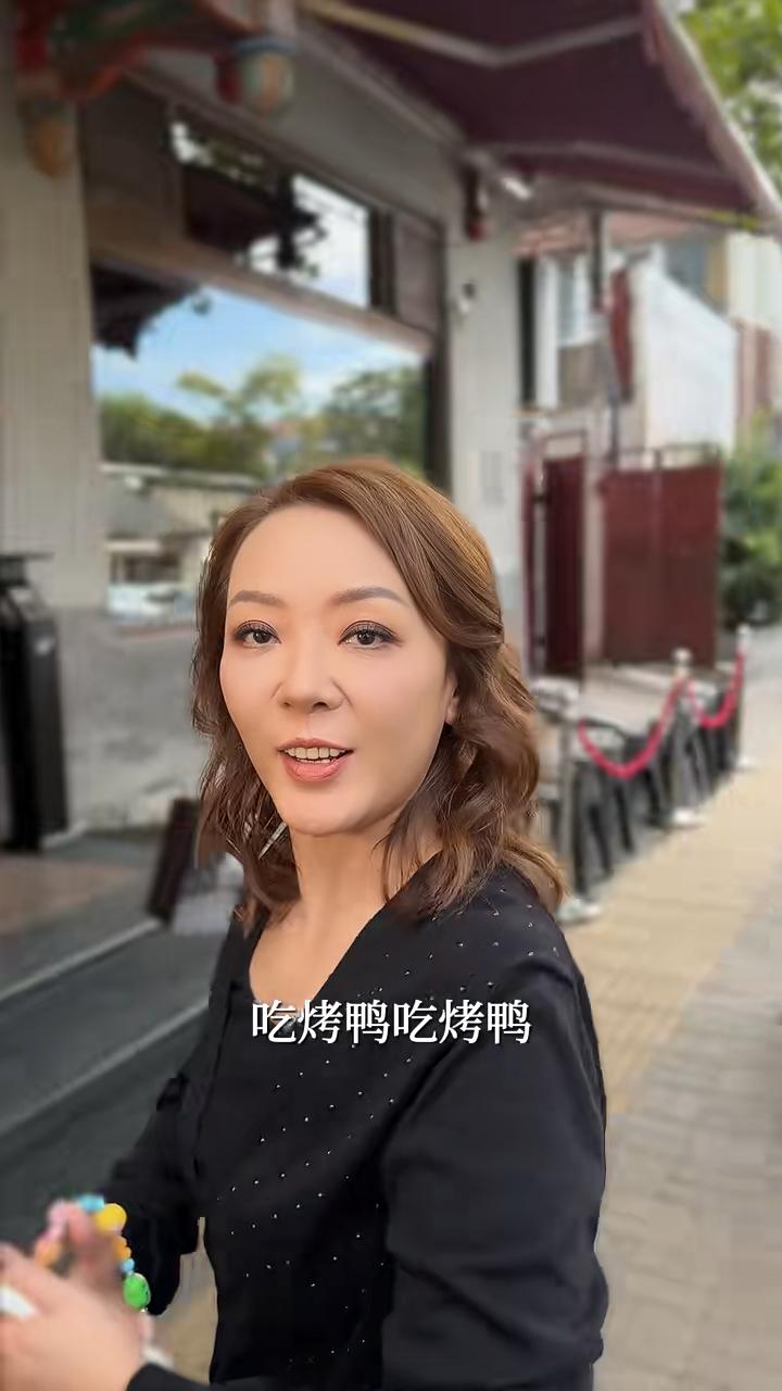 近年来北上发展的前TVB女星郭少芸，近日通过社交平台分享在北京品尝地道美食的有趣